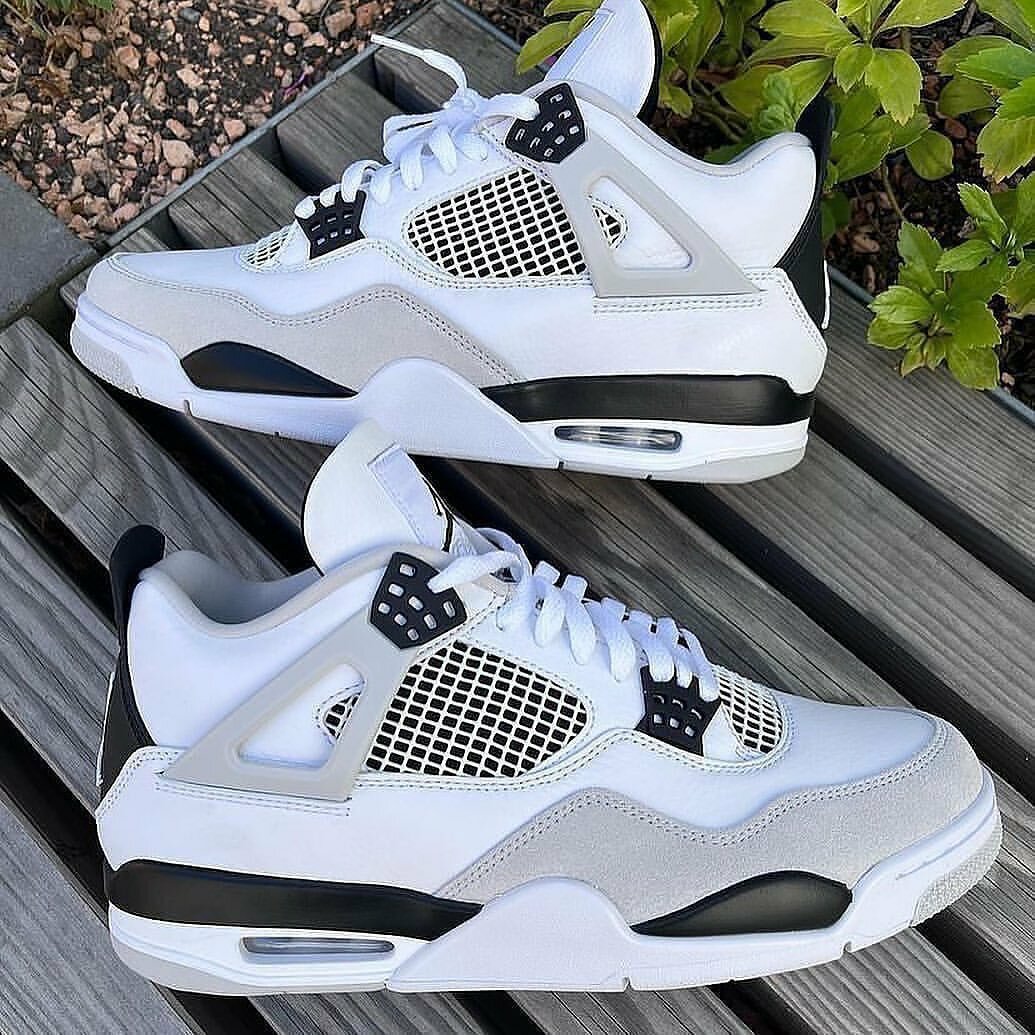 Air Jordan 4 Retro - White & Black