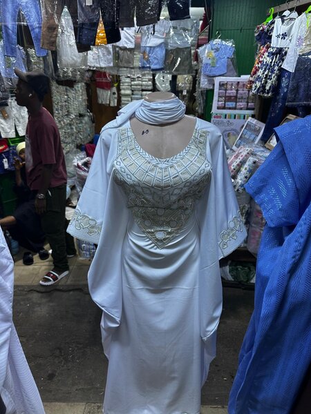 Robe élégante en dentelle blanche