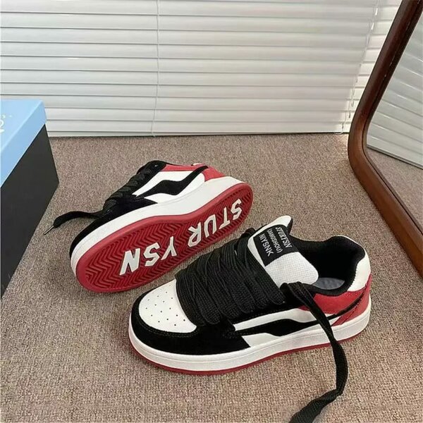 Sneakers modernes rouge et noir
