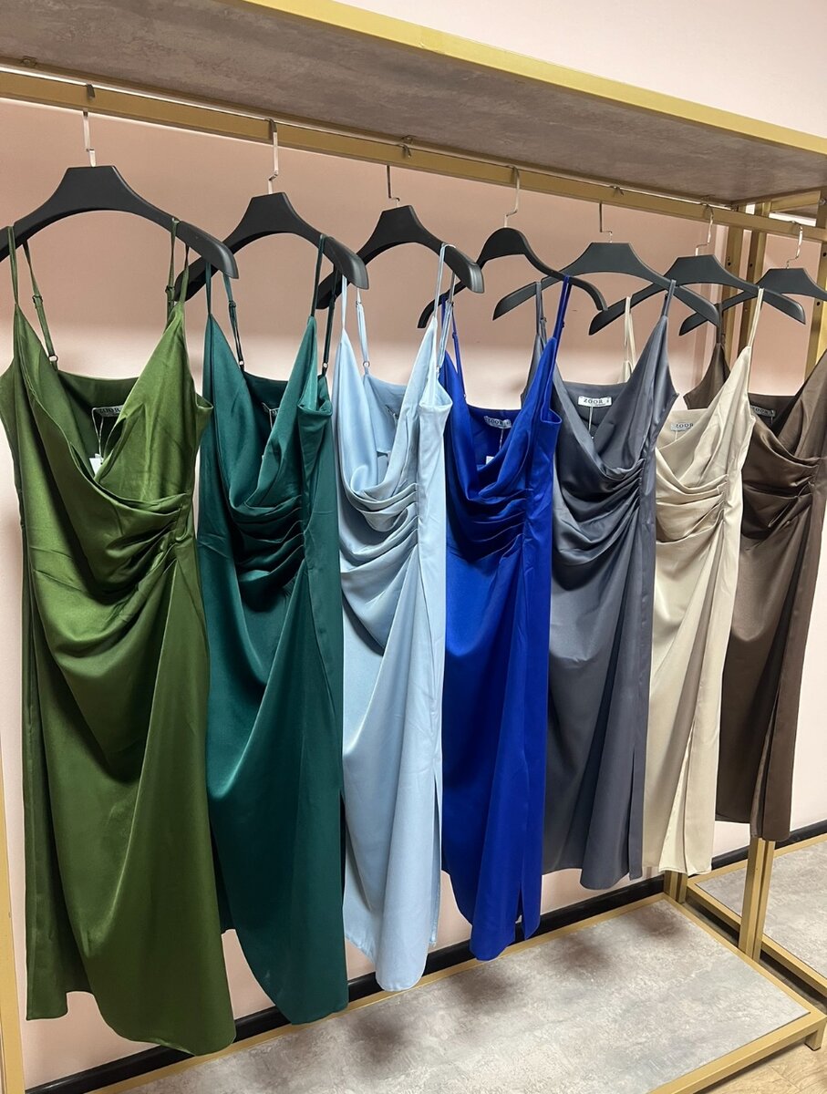 Платье с вырезом на лямках