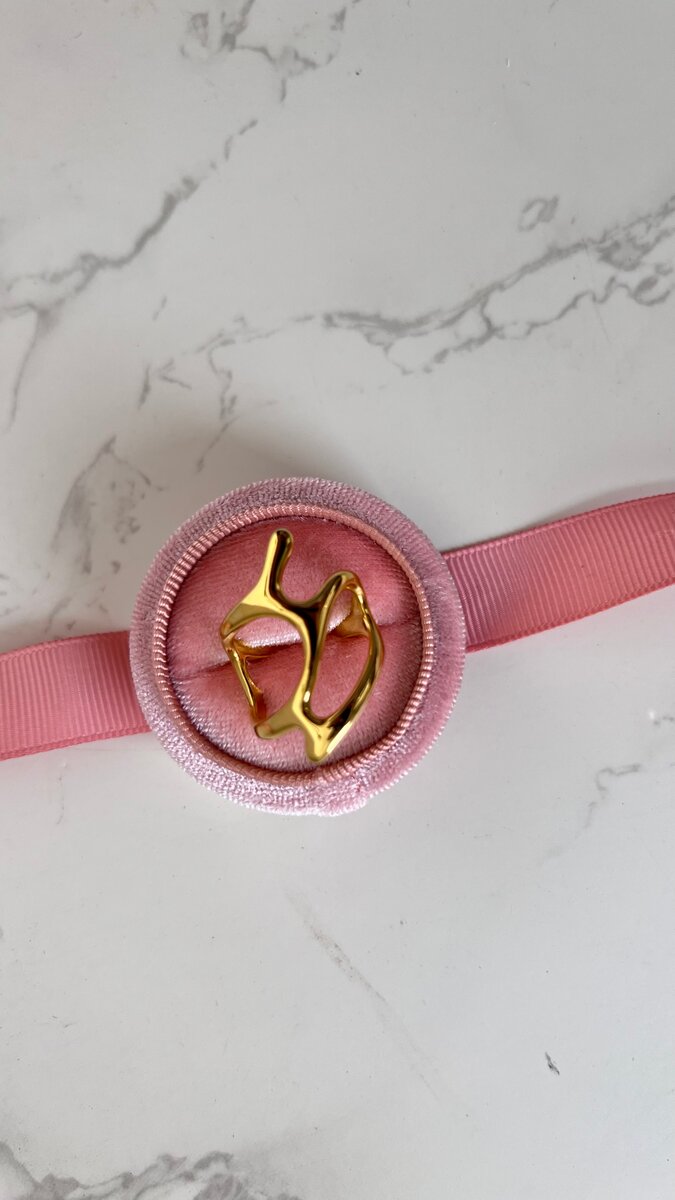 Bague design dorée élégante