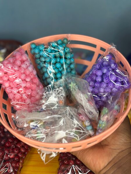 Perles multicolores pour bricolage