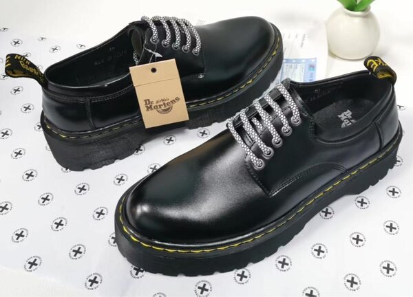 Bottes en cuir noir robustes