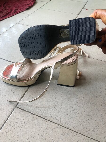 Sandales à talons dorées élégantes