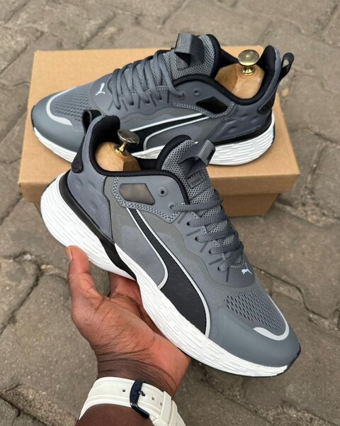 Baskets de sport grises modernes