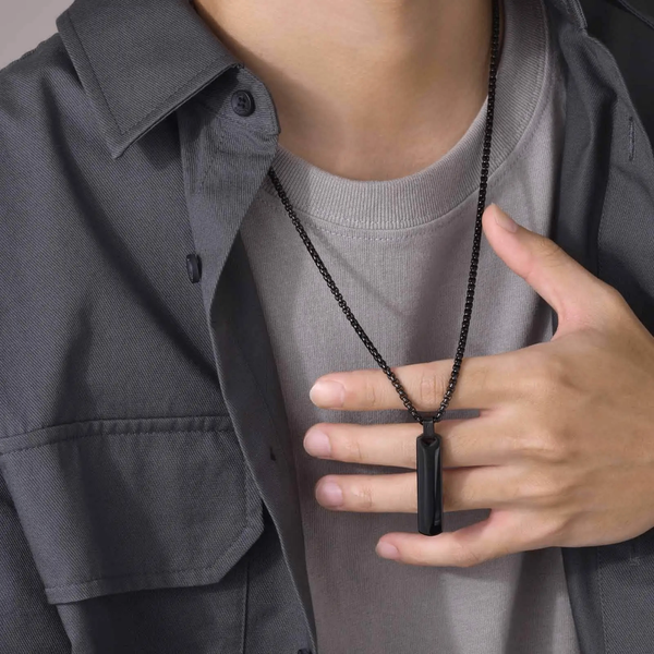 Collier pendentif noir élégant