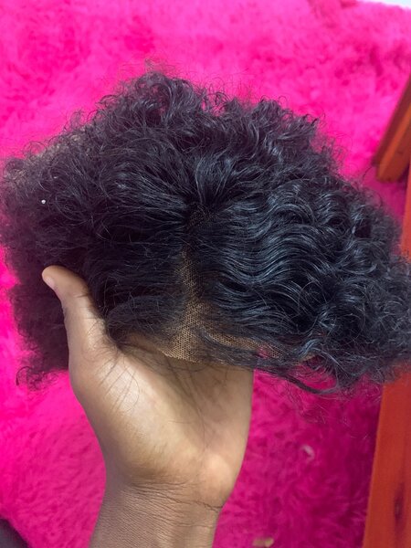 Perruque bouclée en dentelle