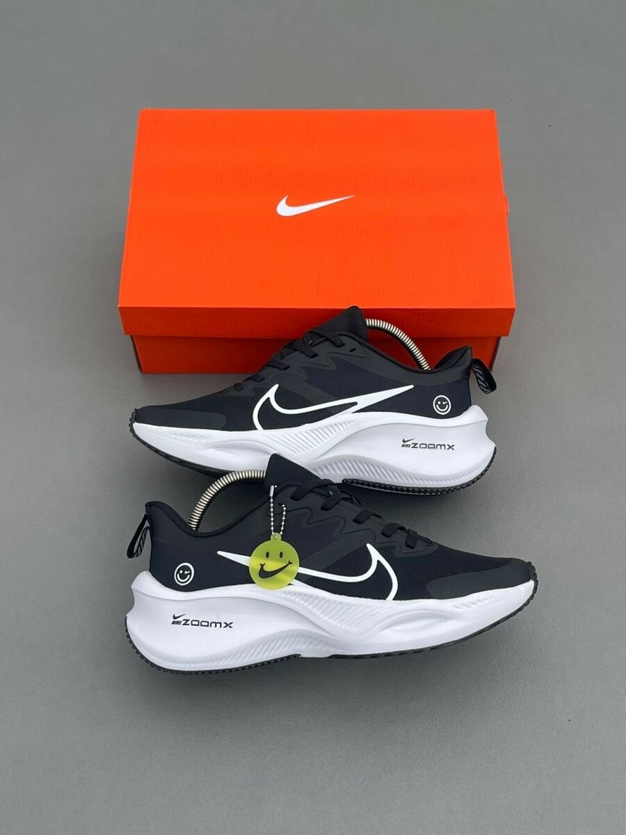 Chaussures de course noires Zoom