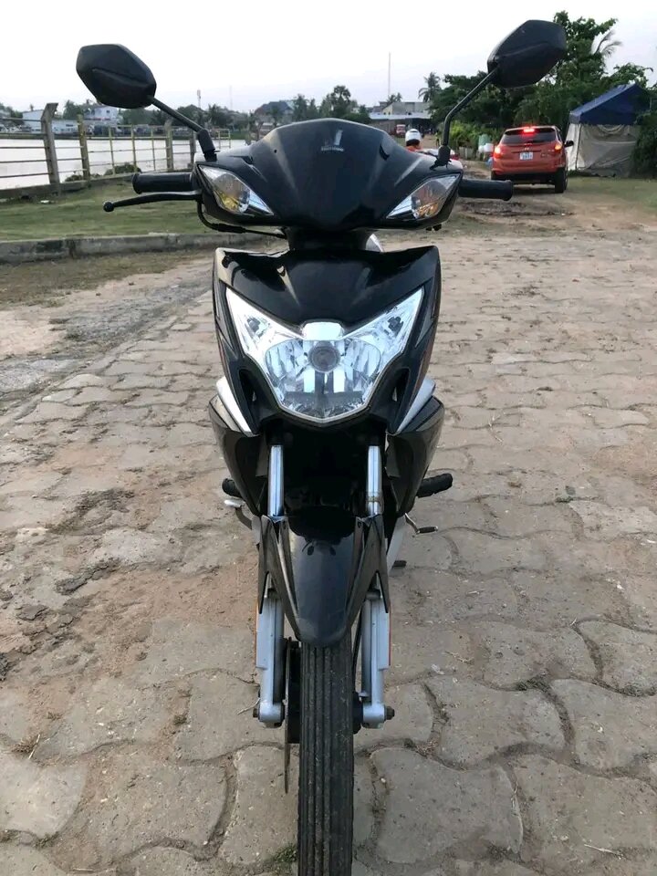 Moto robuste et élégante