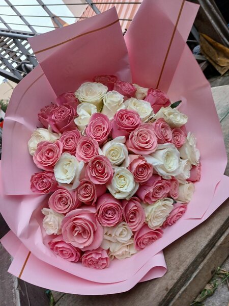 Bouquet de roses roses et blanches