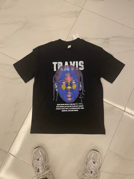 T-shirt noire graphique Travis