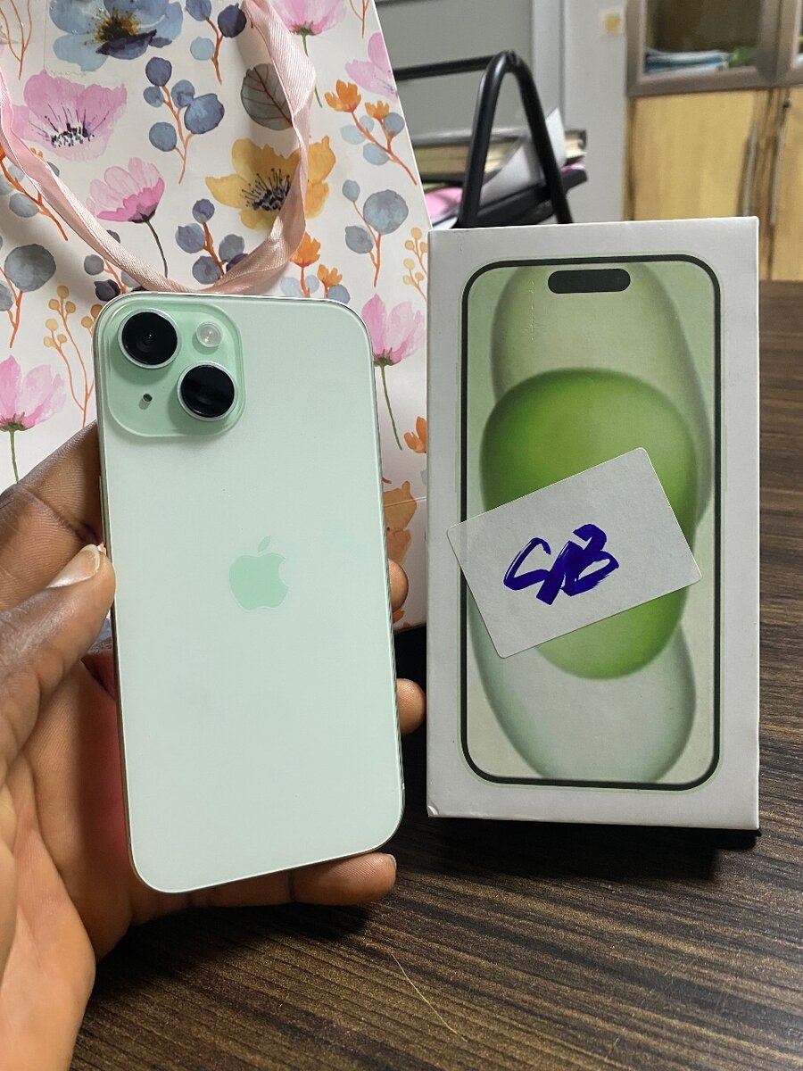 iPhone 15 Vert 128GB 02 Puces