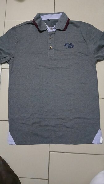 Un polo manches courtes