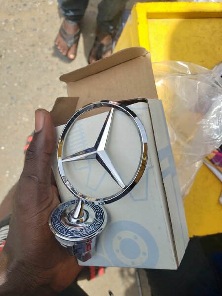 Mercedes Benz bonet crown