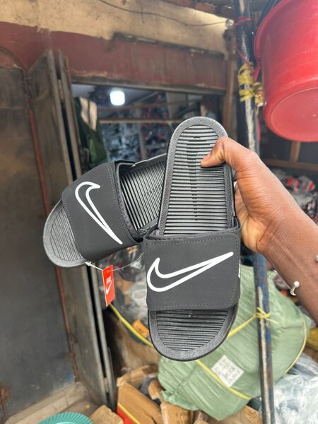 Claquettes Nike noires unisex