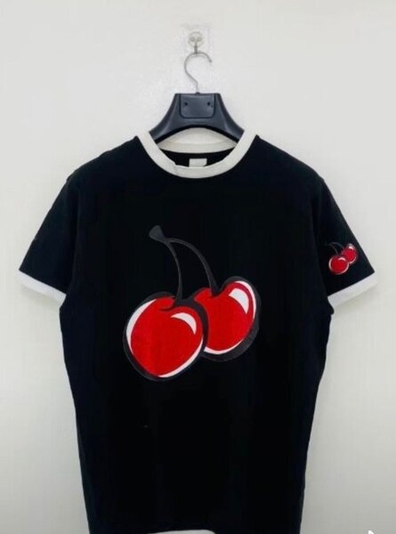T-shirt noir cerises