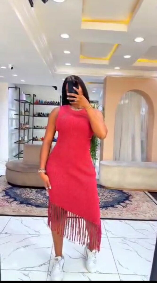 Robe moulante à franges élégante