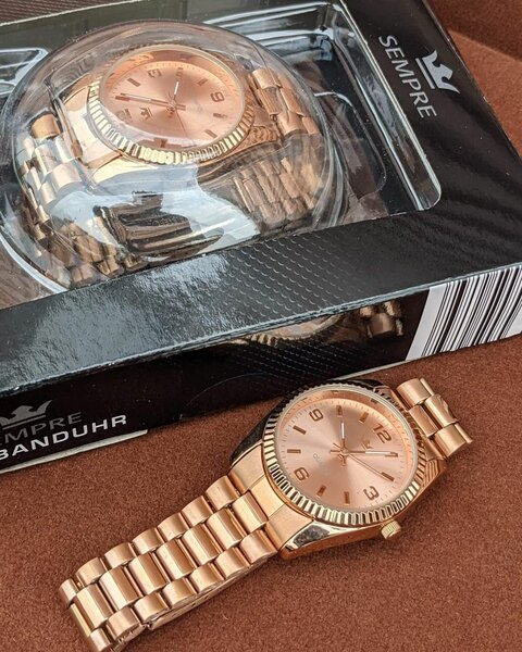 Montre en acier doré élégante