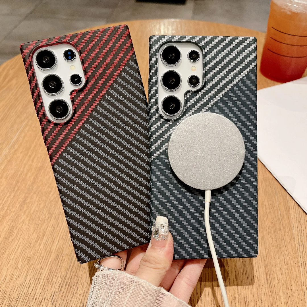 Coque ultra-fine en fibre de carbone