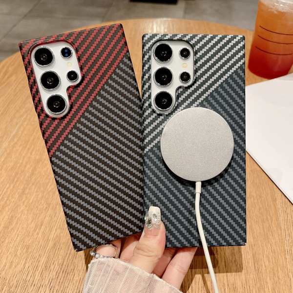 Coque ultra-fine en fibre de carbone