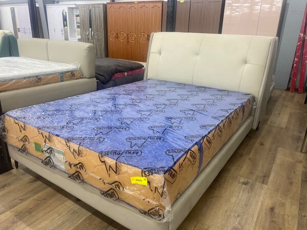 Lit double avec matelas confortable