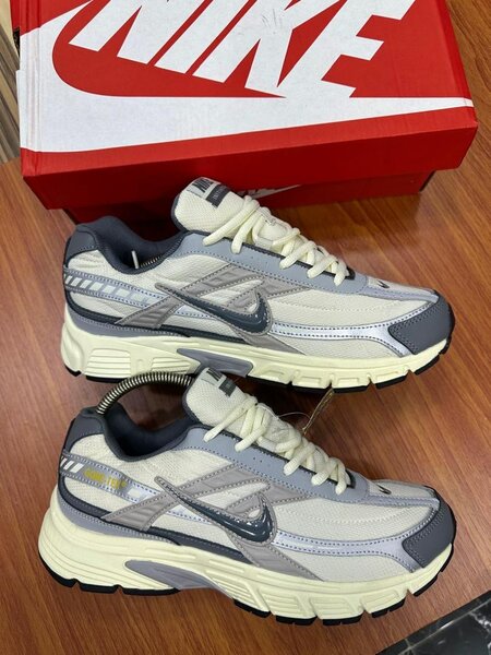 Nike initiator runner sneakers