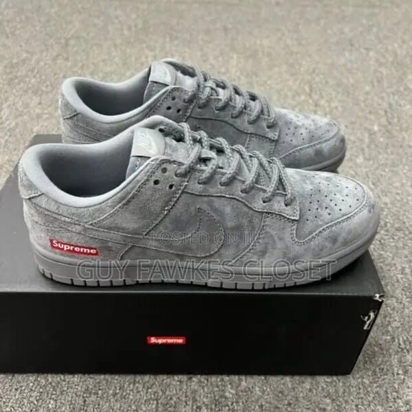 Dunk Low x Suprême