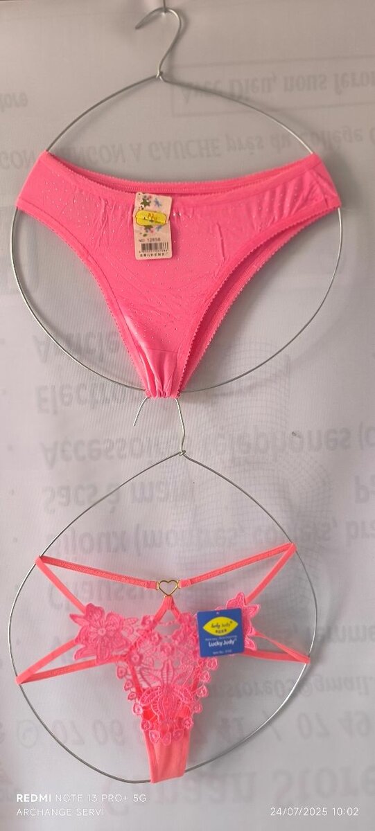 Culottes en dentelle colorée