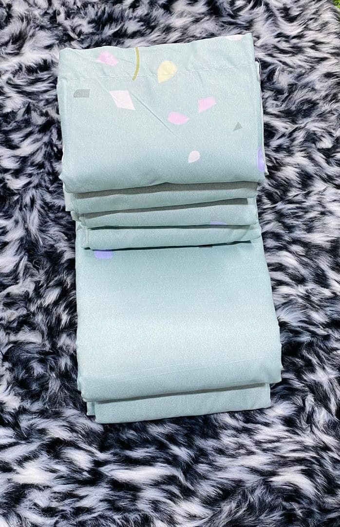  set includes 2 bedsheets and 4 pillowcases.