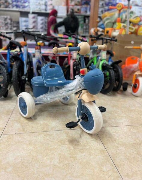 Tricycle enfant coloré