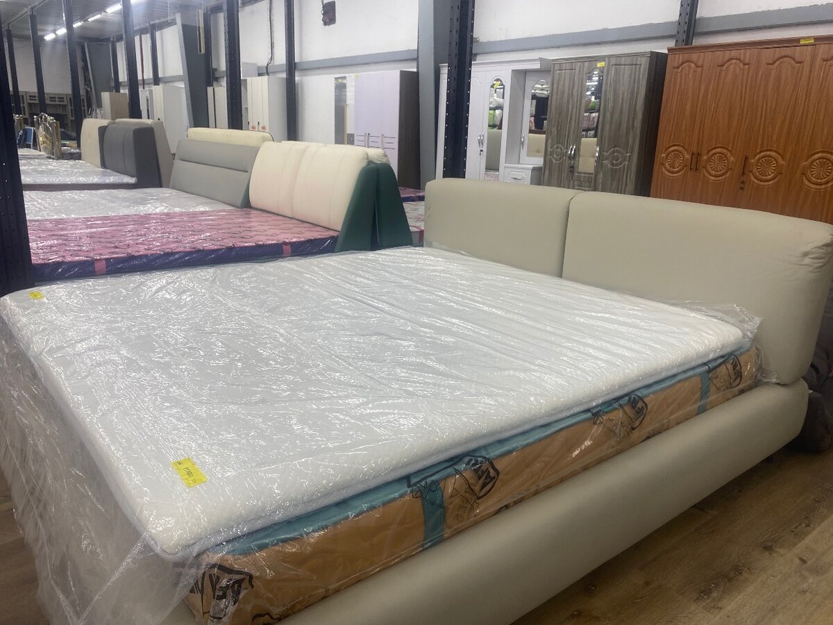 Lit Double en Cuir Moderne