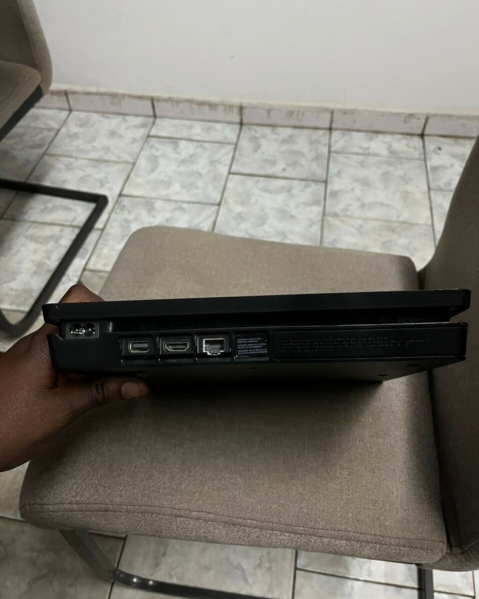 Ps4 slim avec une manette et FIFA24 déjà installé