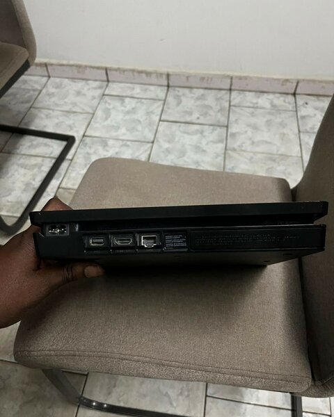 Ps4 slim avec une manette et FIFA24 déjà installé