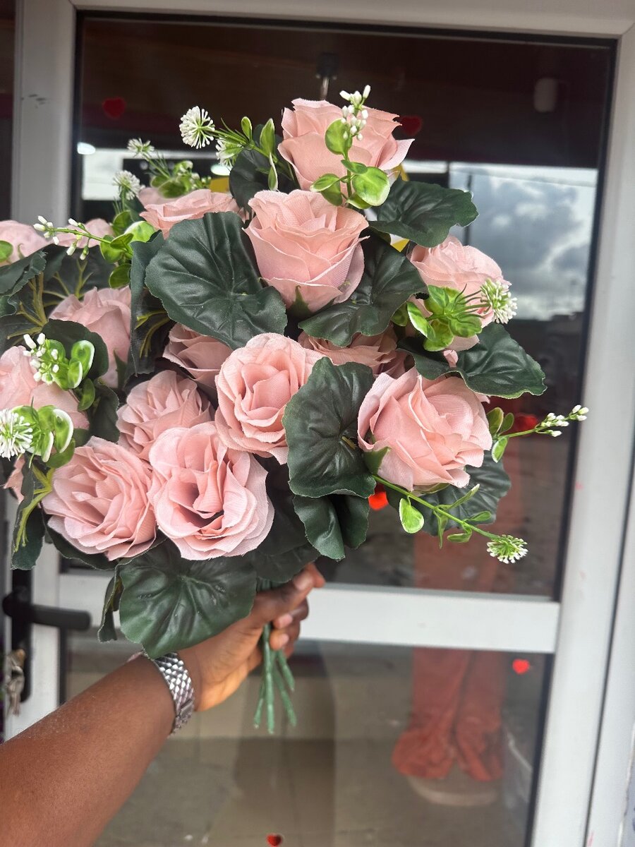 Bouquet de roses artificielles variées