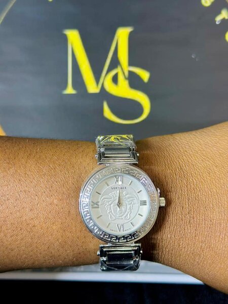 Women's wristwatch with metal bracelet