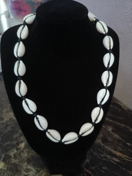 Collier en coquillages naturels