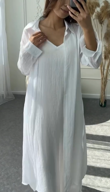 Платье, которое сделает вас женственной: двойка, состоящая из платья на лямочках и накидки в виде рубашки длиной в пол. Ткань — марлевка, очень легкая, тонкая и дышащая, обеспечивающая комфорт даже в жаркую погоду. Платье имеет подклад и регулируемые лямочки для идеальной посадки. Его можно носить как вместе, так и отдельно, создавая разнообразные образы — от повседневных до романтичных. Идеально подходит для летних прогулок и вечерних встреч.