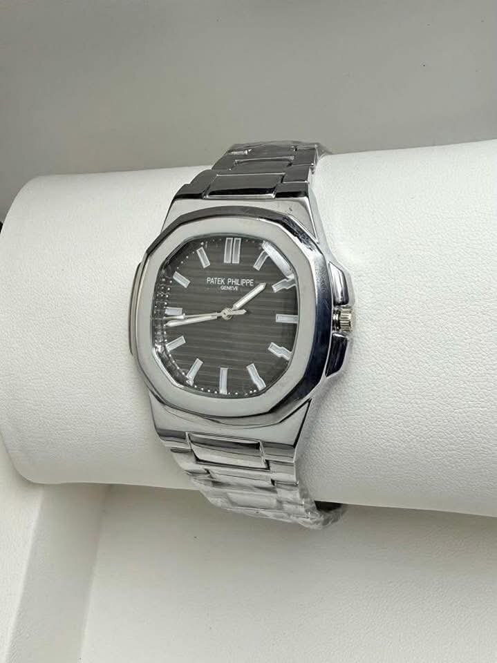 Montre de luxe en acier inoxydable