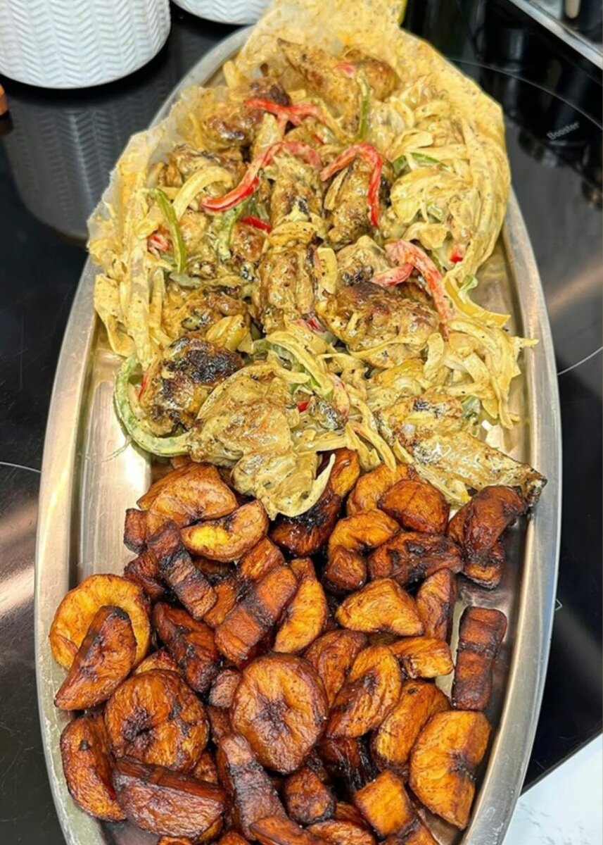 Poulet Grillé Épicé avec Plantains Frits