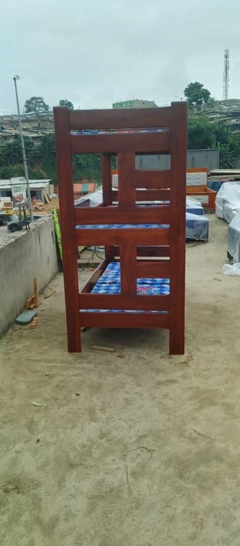 Lit superposé en bois robuste