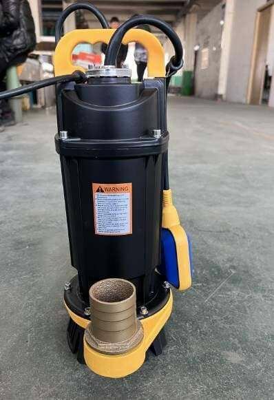 Submersible water pump with automatic floating sensor