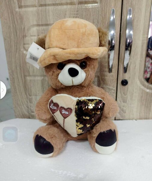 Nounours en peluche avec chapeau