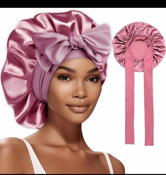 Bonnet en satin avec nœud rose