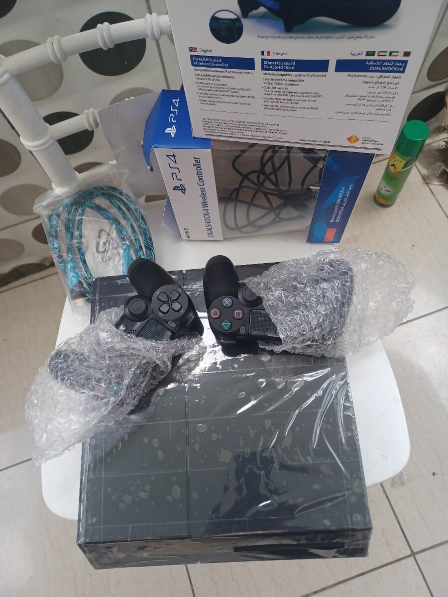 Ps4+2manettes 3 jeux 1TB