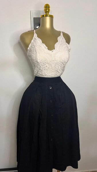 Jupe Midi Boutonnée Noire Élégante