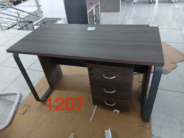 Bureau moderne avec tiroirs