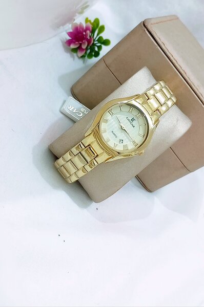 Montre bracelet doré élégante