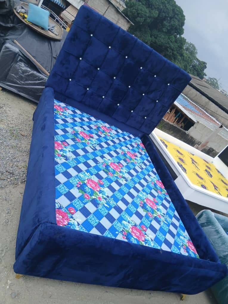 Lit rembourré moderne élégant