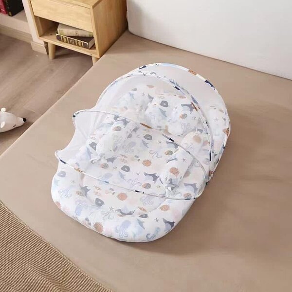 Lit bébé avec moustiquaire