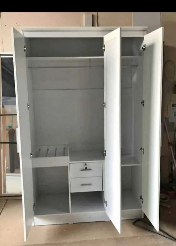 Armoire moderne en bois blanc